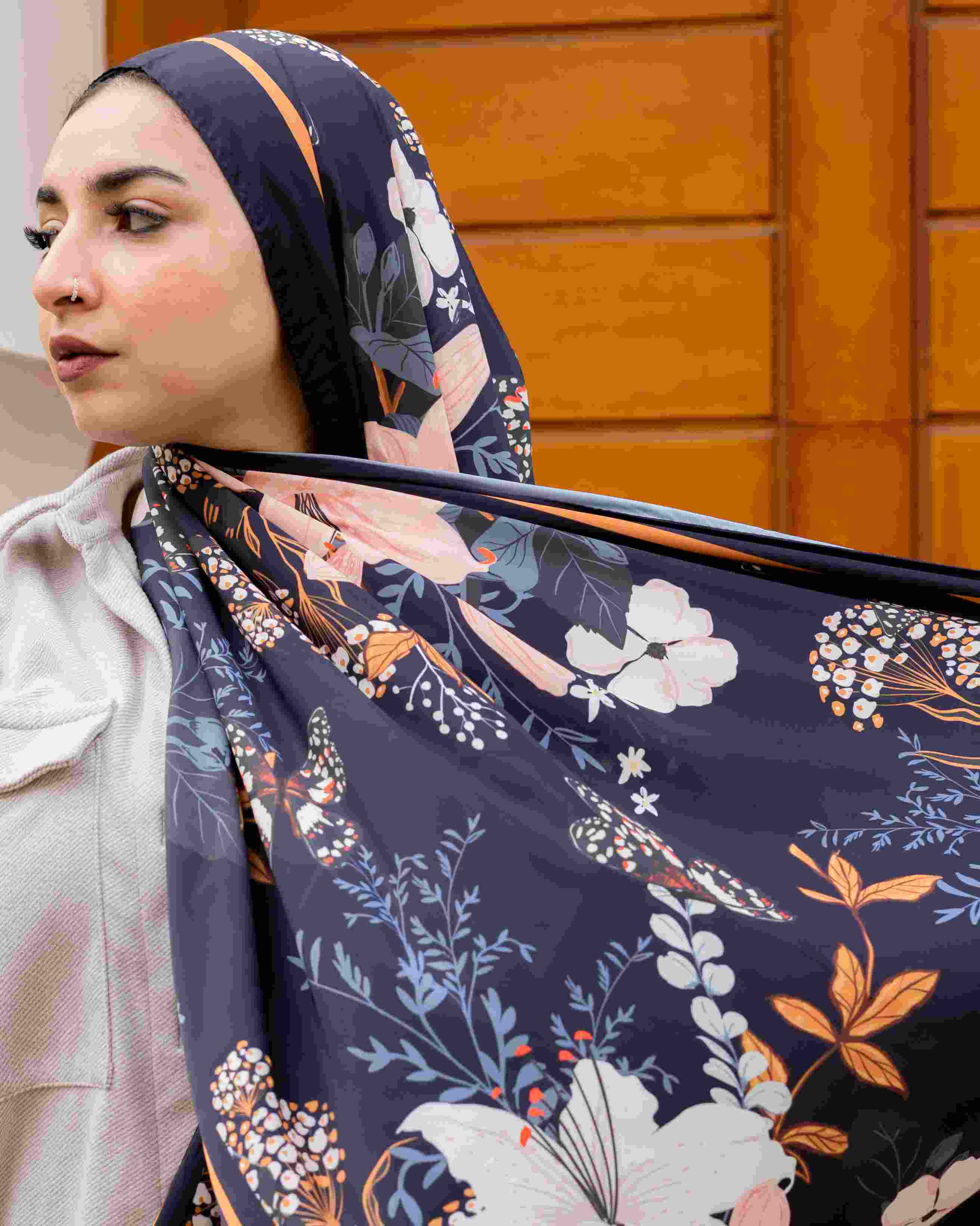 Anhar in Satin